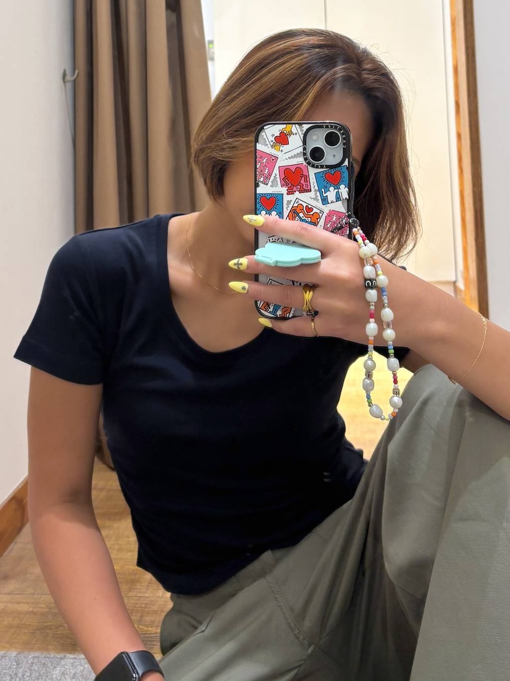 グリーン系のその他パンツ、ベージュ系のサンダルを着用したレディースの夏コーディネートの6枚目の写真