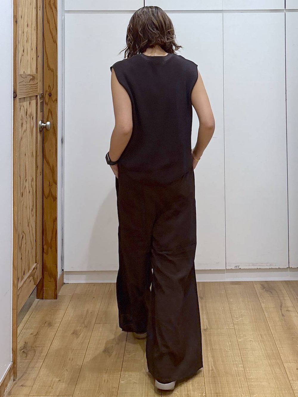 ブラック系のキャミソール、ブラウン系のその他パンツ、ブラウン系のベストを着用したレディースの夏コーディネートの2枚目の写真