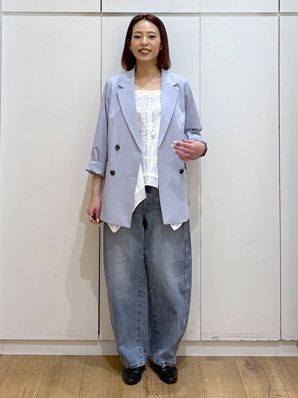 ブラック系のローファー、ブルー系のテーラードジャケット、ブルー系のデニムパンツを着用したレディースの春コーディネートの7枚目の写真