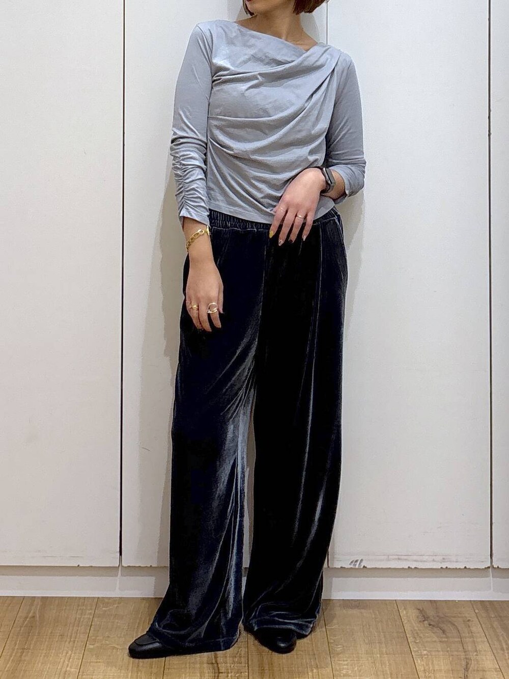 ブラック系のローファー、グレー系のTシャツ/カットソーを着用したレディースの秋コーディネートの5枚目の写真