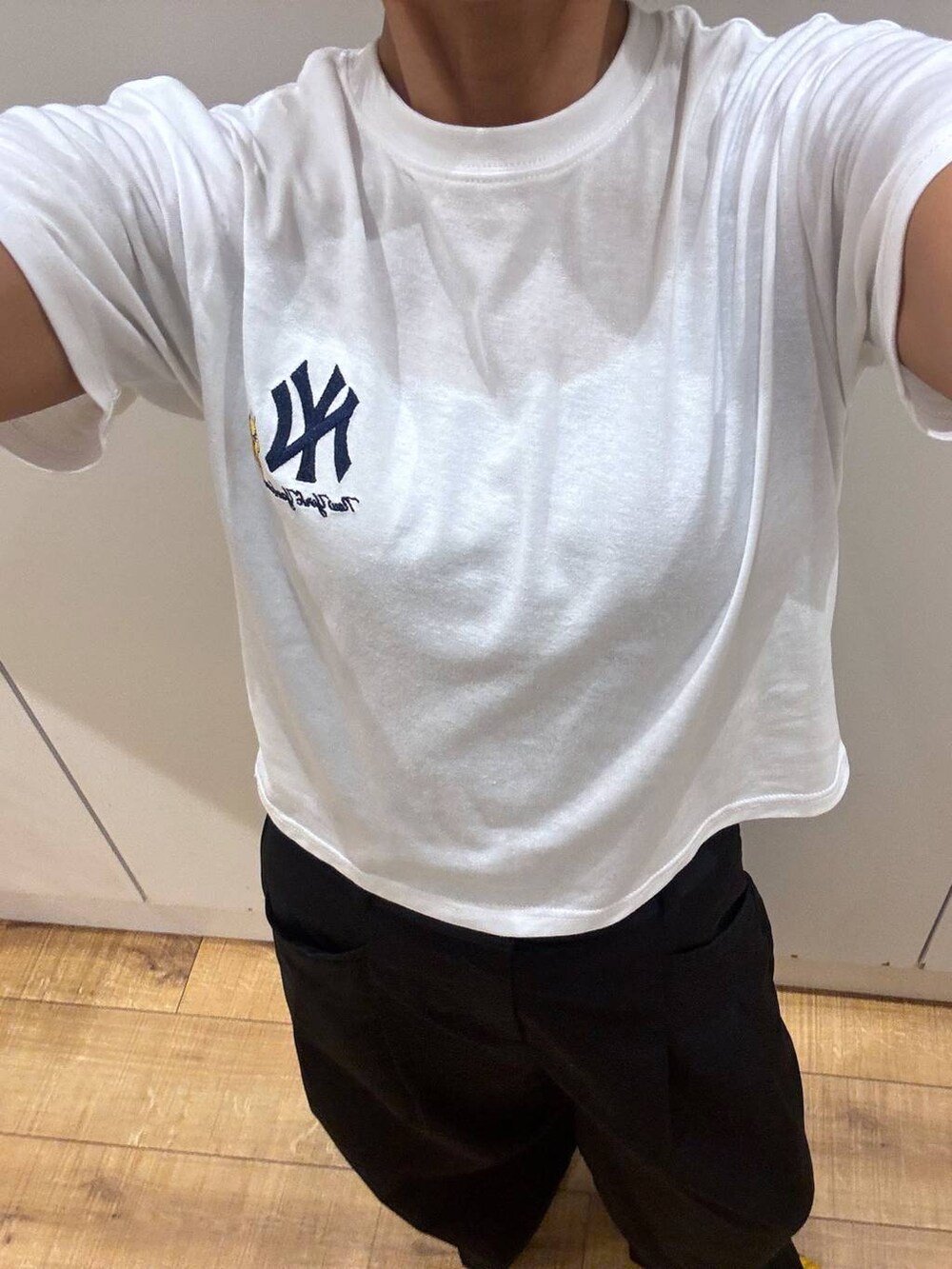 その他のTシャツ/カットソー、ブラック系のその他パンツを着用したレディースの秋コーディネートの4枚目の写真
