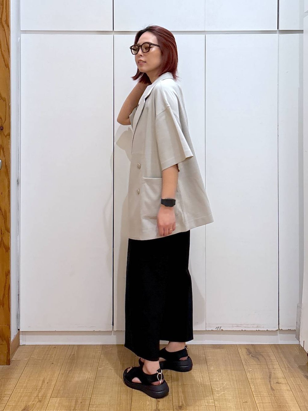「体型カバー、高見え、高身長、ママコーデ、骨格ストレート、GLOBAL WORK、着痩せ・細見え」｜「GLOBAL WORKのUVカットアソートサングラス/283830（サングラス、ブラウン系）」を使った、ココさん（レディース・165cm）の春コーディネートの2枚目の写真