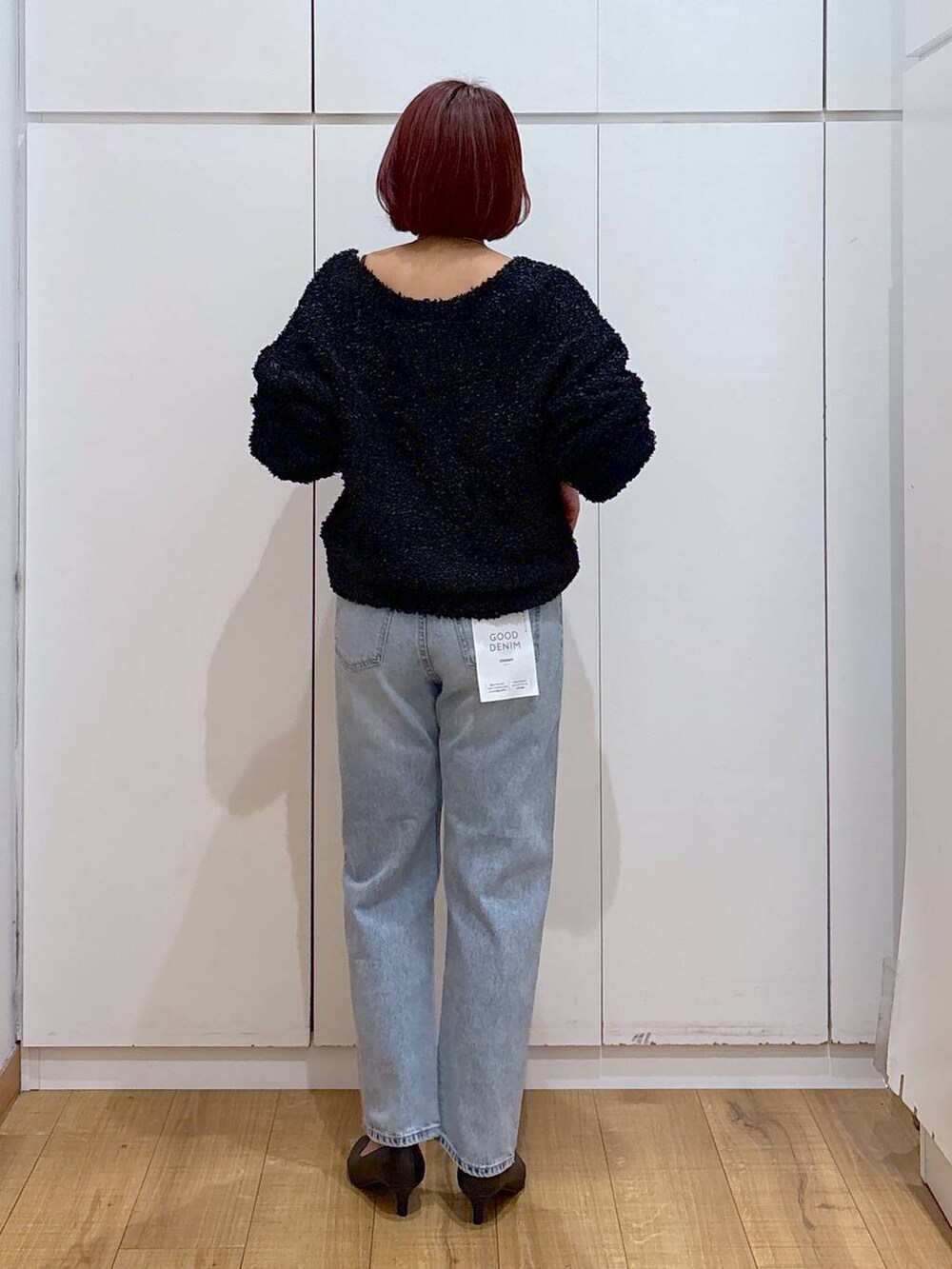 ブルー系のデニムパンツ、ブラック系のパンプス、ブラック系のカーディガン/ボレロを着用したレディースの春コーディネートの4枚目の写真