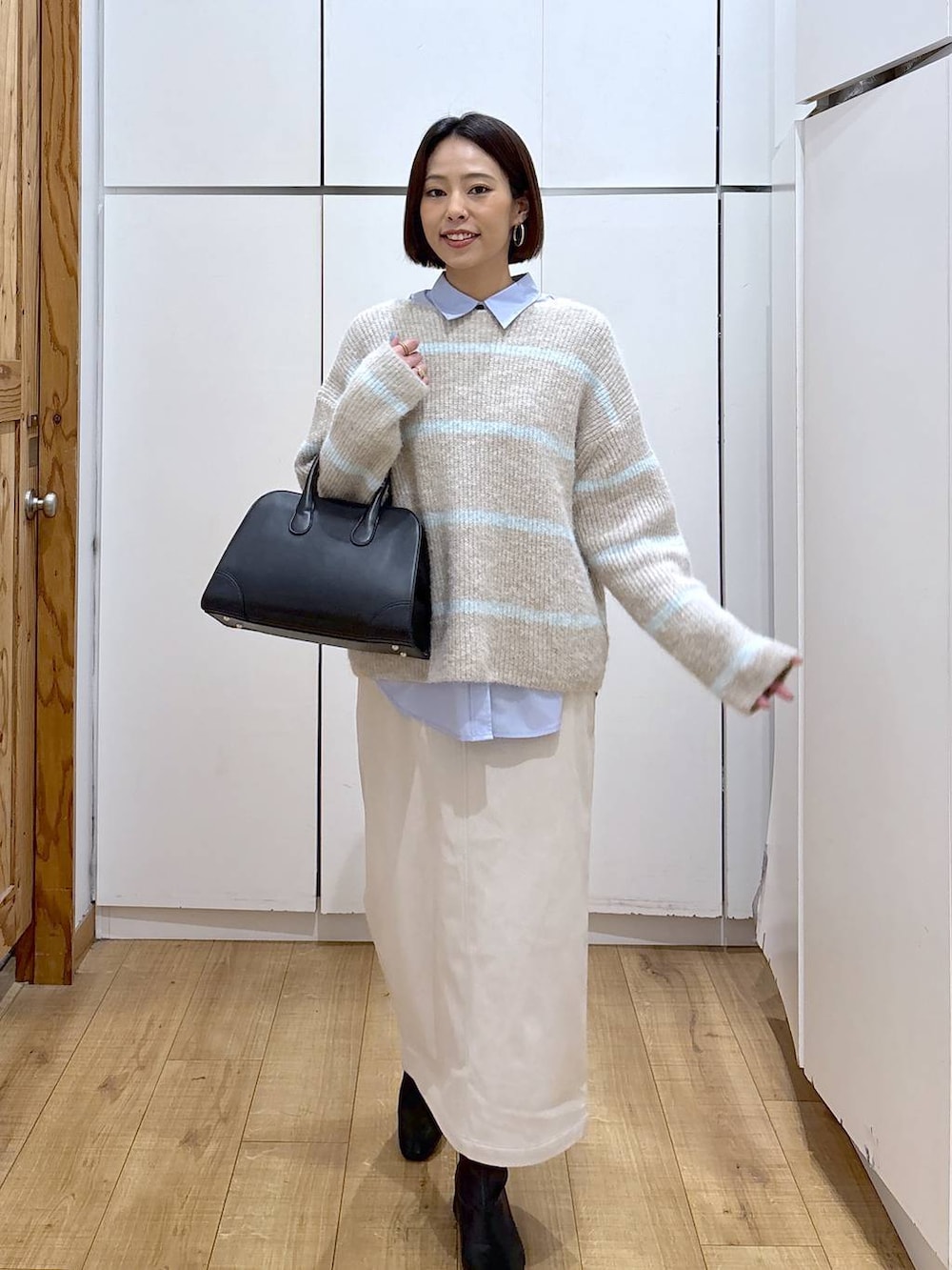 その他のシャツ/ブラウス、グレー系のスカート、ブラック系のショルダーバッグを着用したレディースの冬コーディネートの3枚目の写真