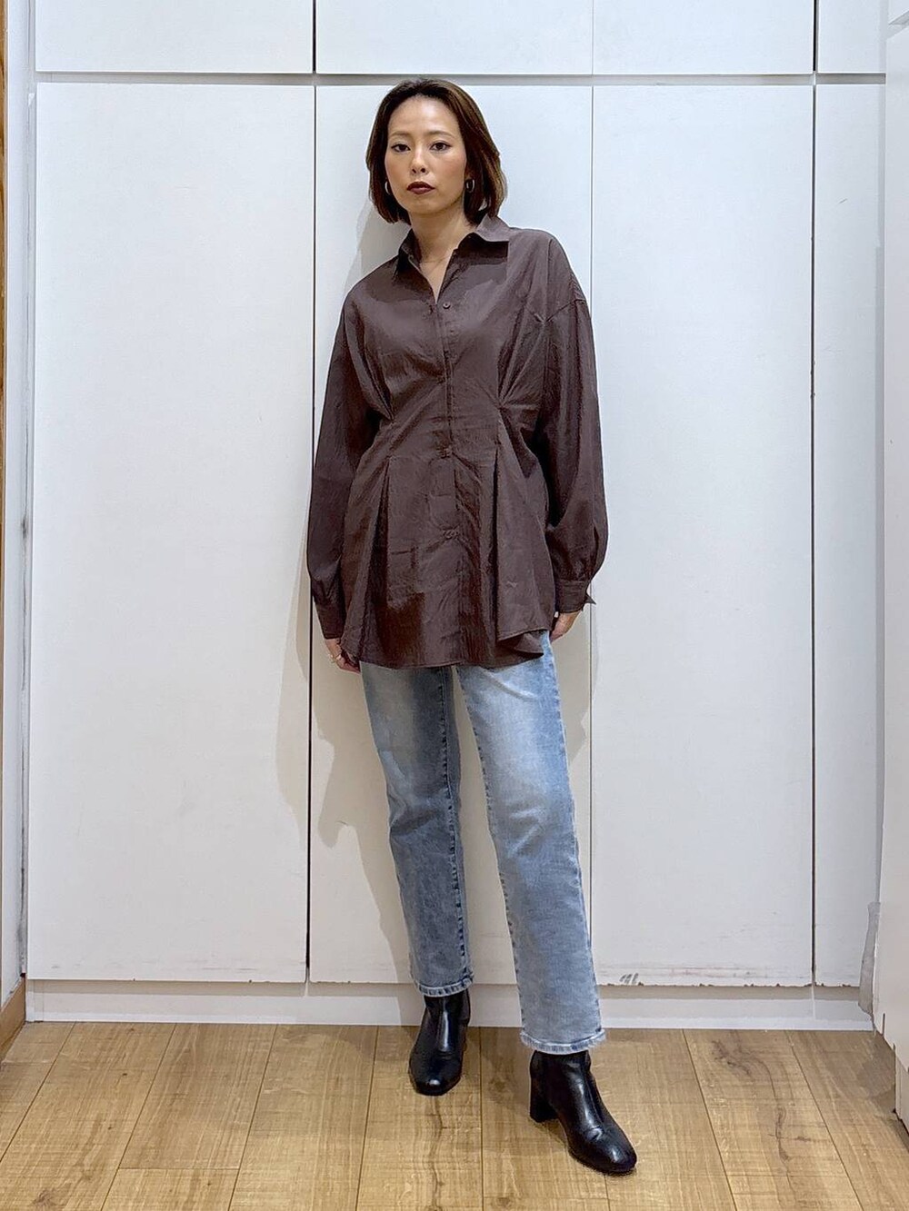 ブルー系のデニムパンツ、ブラウン系のシャツ/ブラウスを着用したレディースの秋コーディネートの6枚目の写真