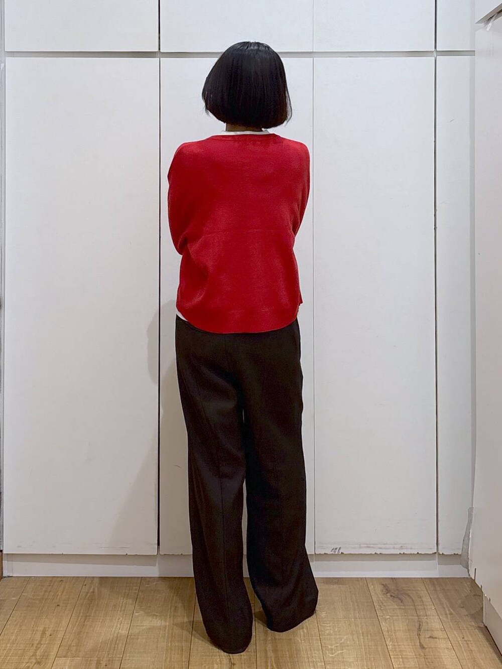 ブラウン系のその他パンツ、ベージュ系のローファー、レッド系のカーディガン/ボレロを着用したレディースの秋コーディネートの4枚目の写真