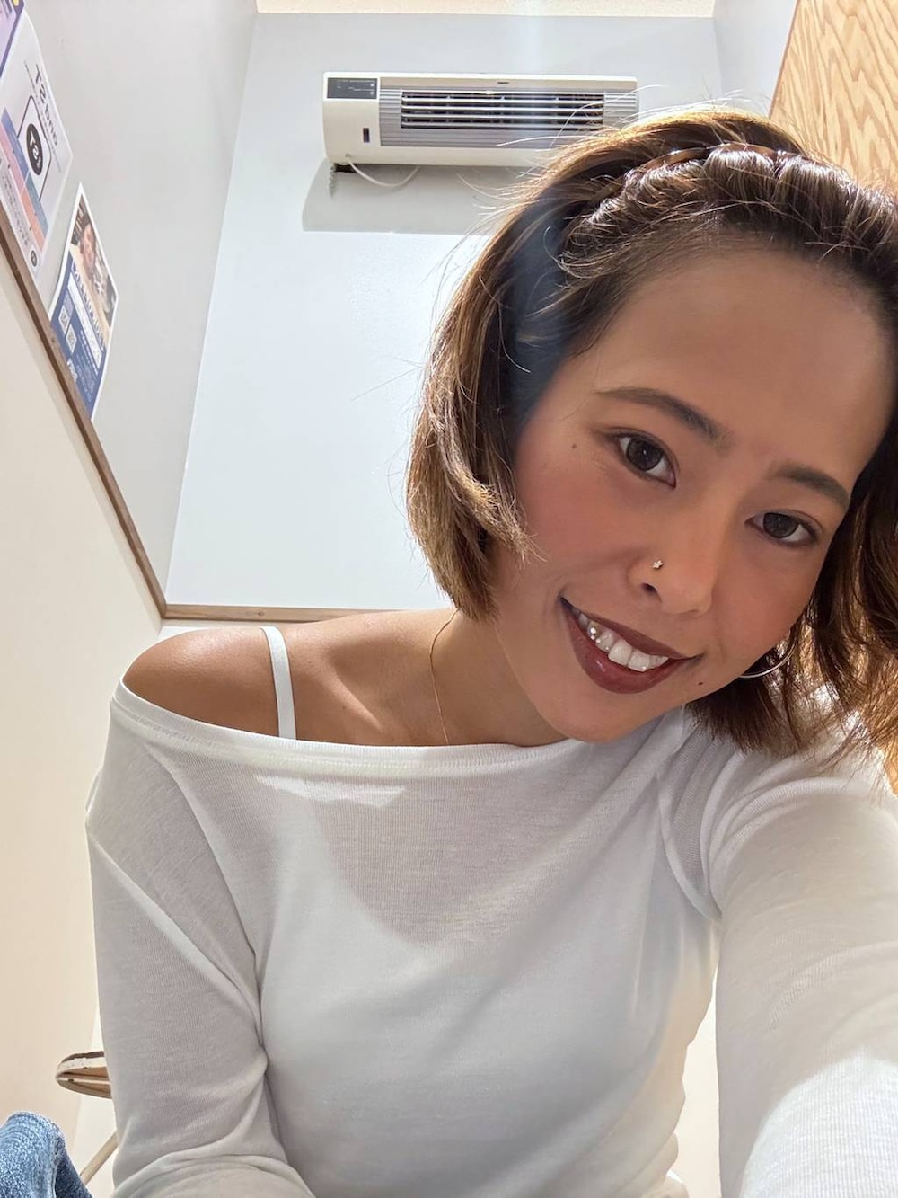 ホワイト系のTシャツ/カットソー、ブラック系のローファー、ホワイト系のキャミソールを着用したレディースの秋コーディネートの5枚目の写真