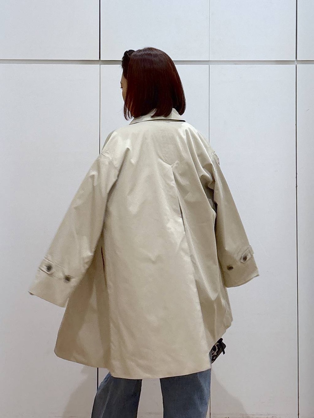 ブラック系のローファー、その他のショルダーバッグ、ブラック系のノーカラージャケットを着用したレディースの春コーディネートの7枚目の写真