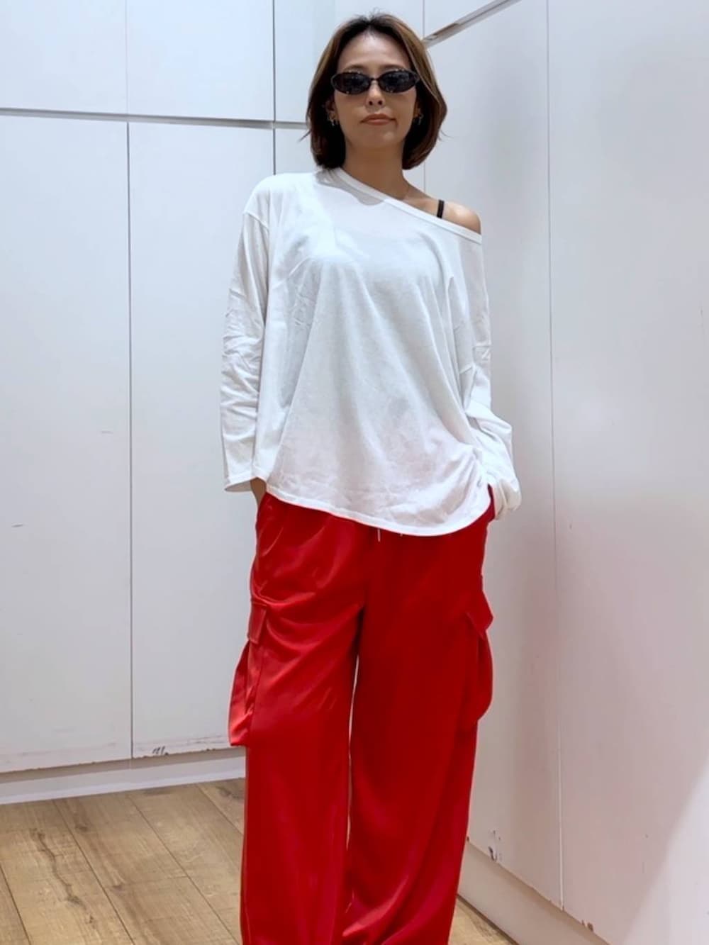 ブラック系のキャミソール、ホワイト系のTシャツ/カットソー、レッド系のその他パンツを着用したレディースの春コーディネートの7枚目の写真