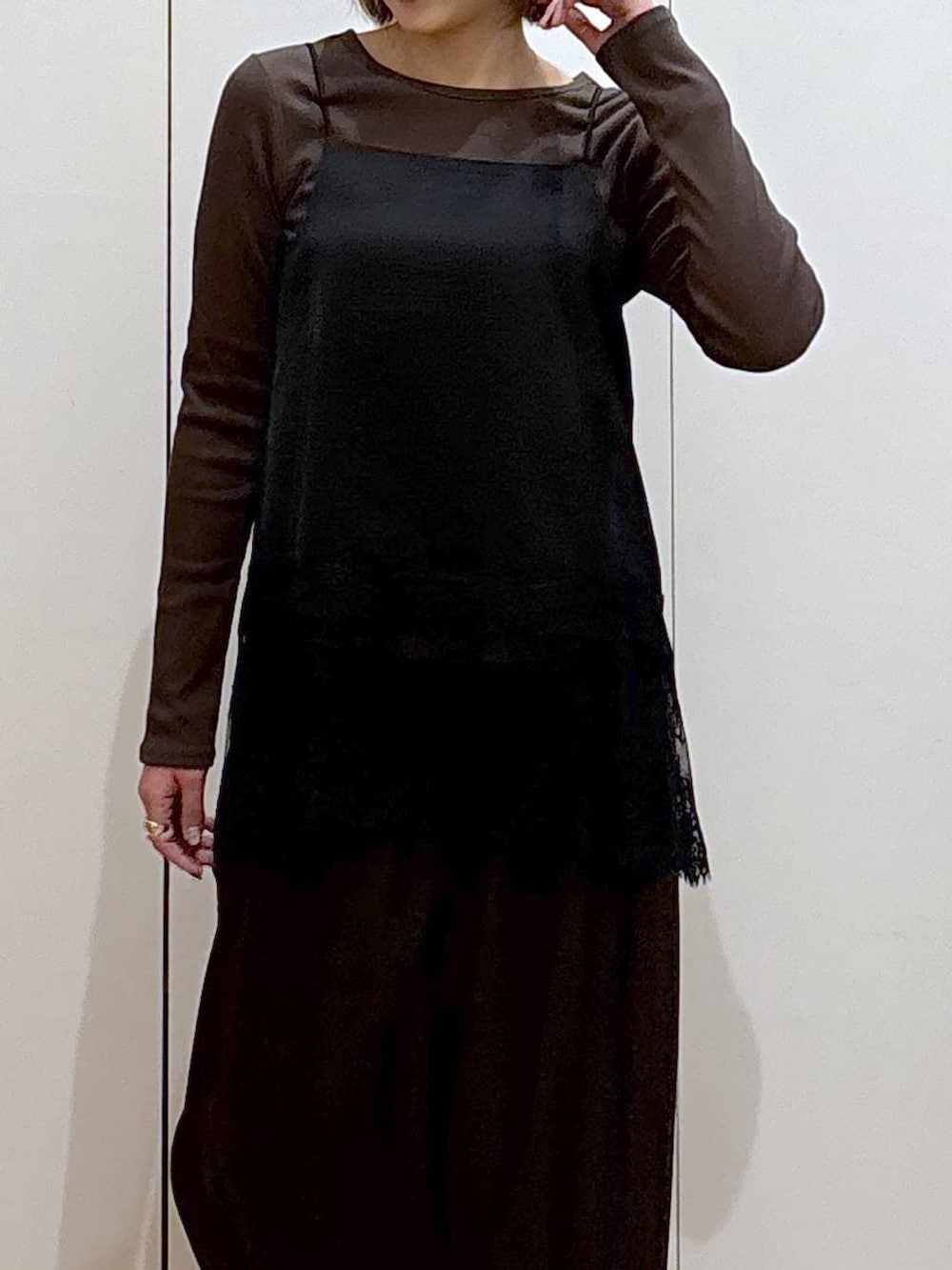 ブラウン系のTシャツ/カットソー、ブラウン系のその他パンツ、ブラウン系のローファーを着用したレディースの冬コーディネートの5枚目の写真