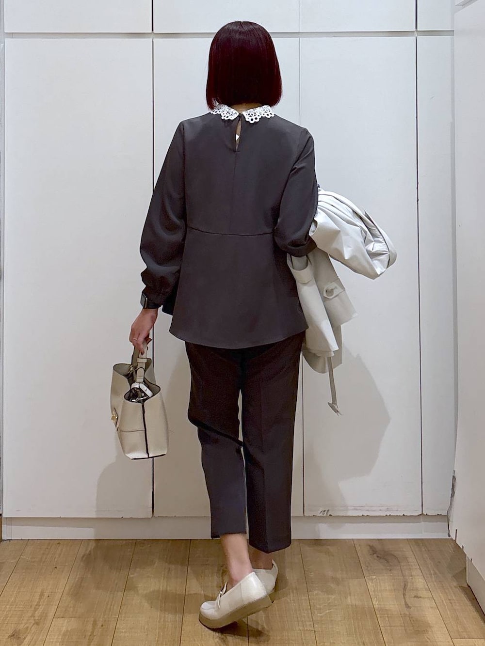 ホワイト系のローファー、グレー系のセットアップ、ベージュ系のショルダーバッグを着用したレディースの春コーディネートの3枚目の写真