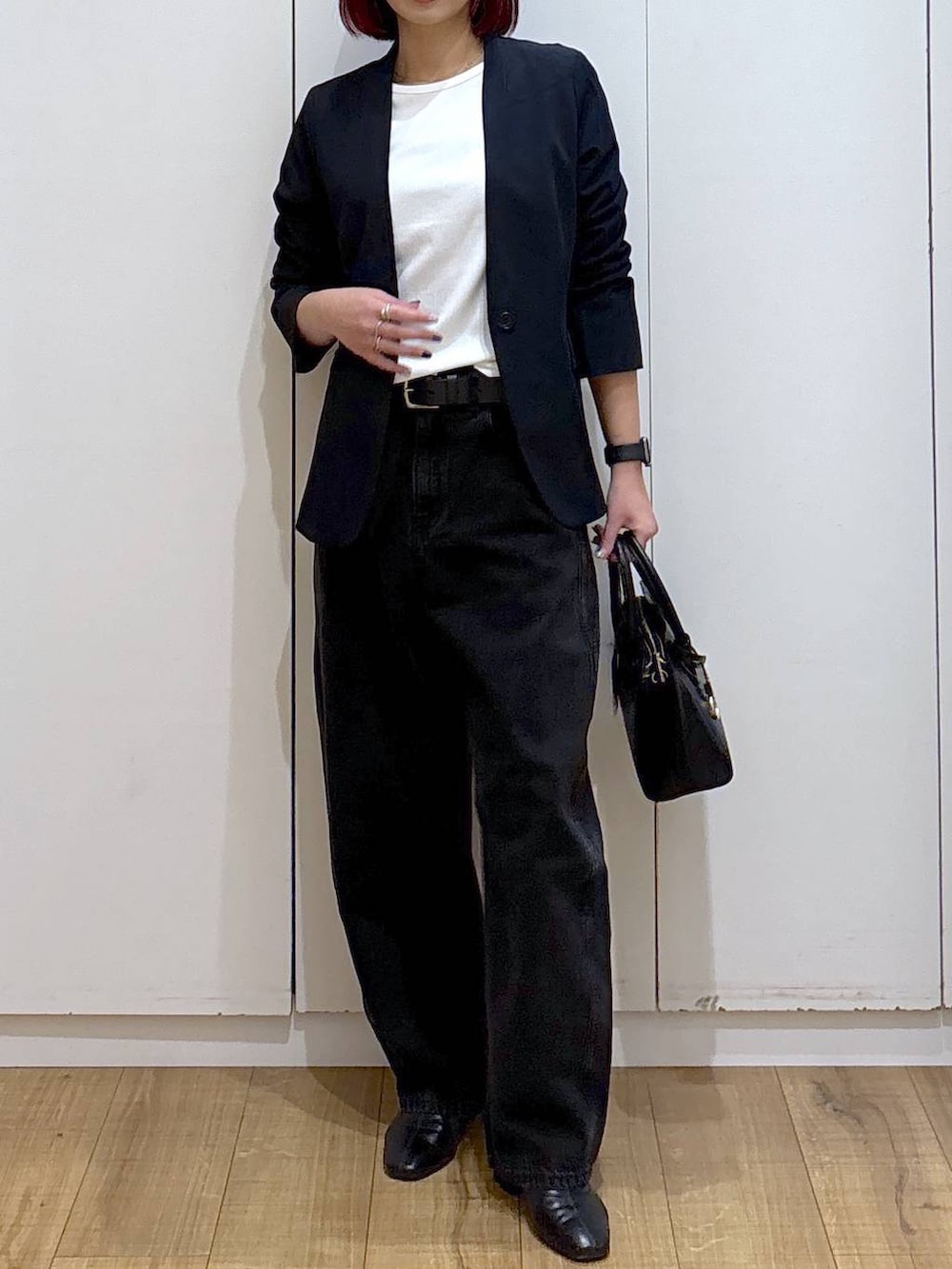 ブラック系のショルダーバッグ、ブラック系のブーツ、ブルー系のノーカラージャケットを着用したレディースの春コーディネートの5枚目の写真