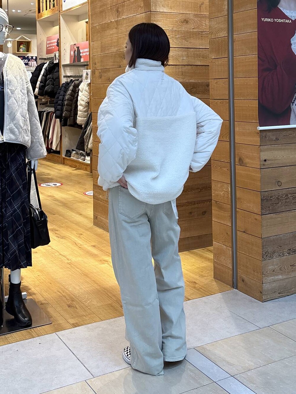 ホワイト系のブルゾン、ベージュ系のデニムパンツ、グレー系のスウェットを着用したレディースの秋コーディネートの7枚目の写真