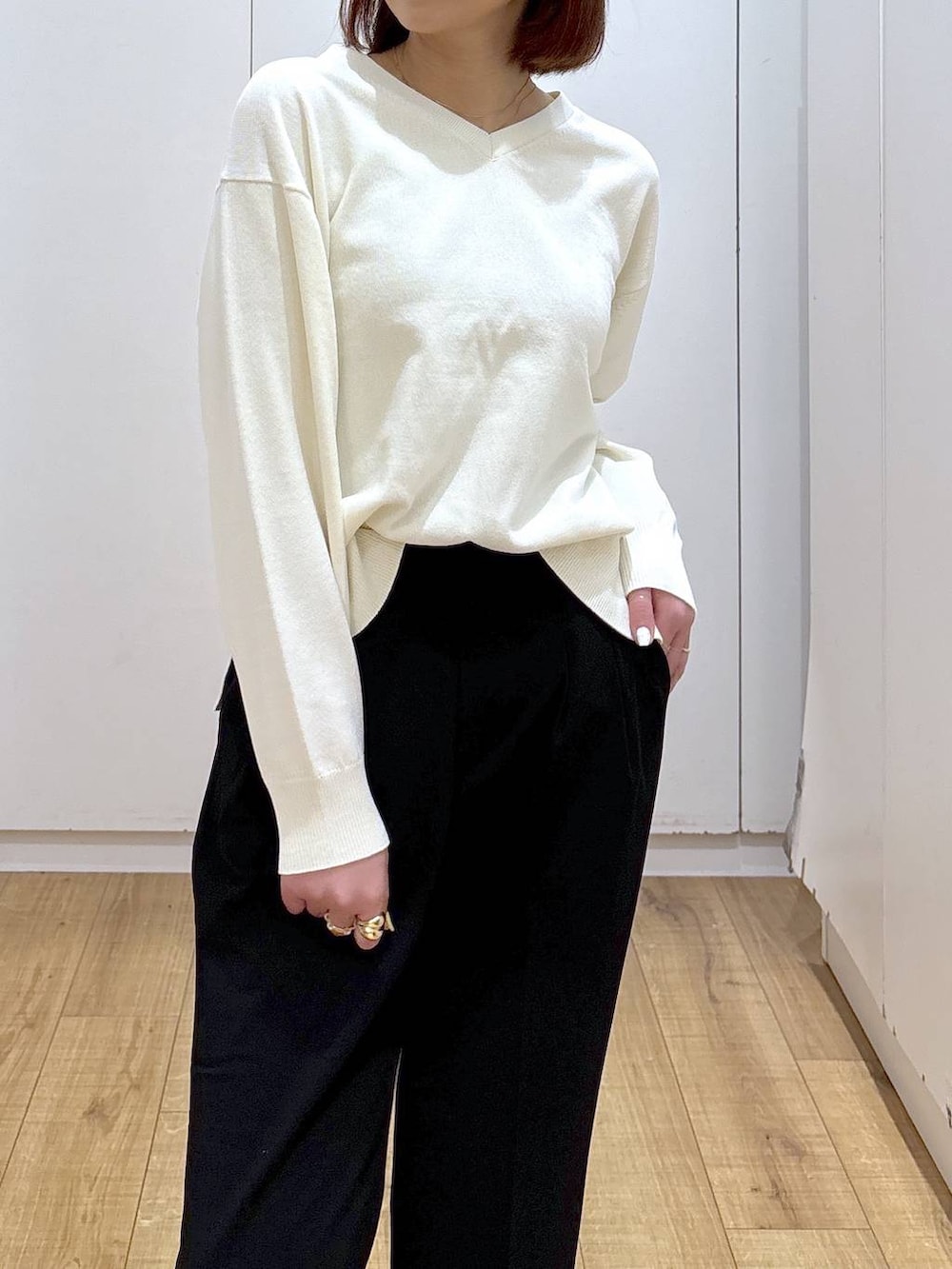 ブラック系のローファー、ブラック系のスラックス、ベージュ系のステンカラーコートを着用したレディースの春コーディネートの4枚目の写真