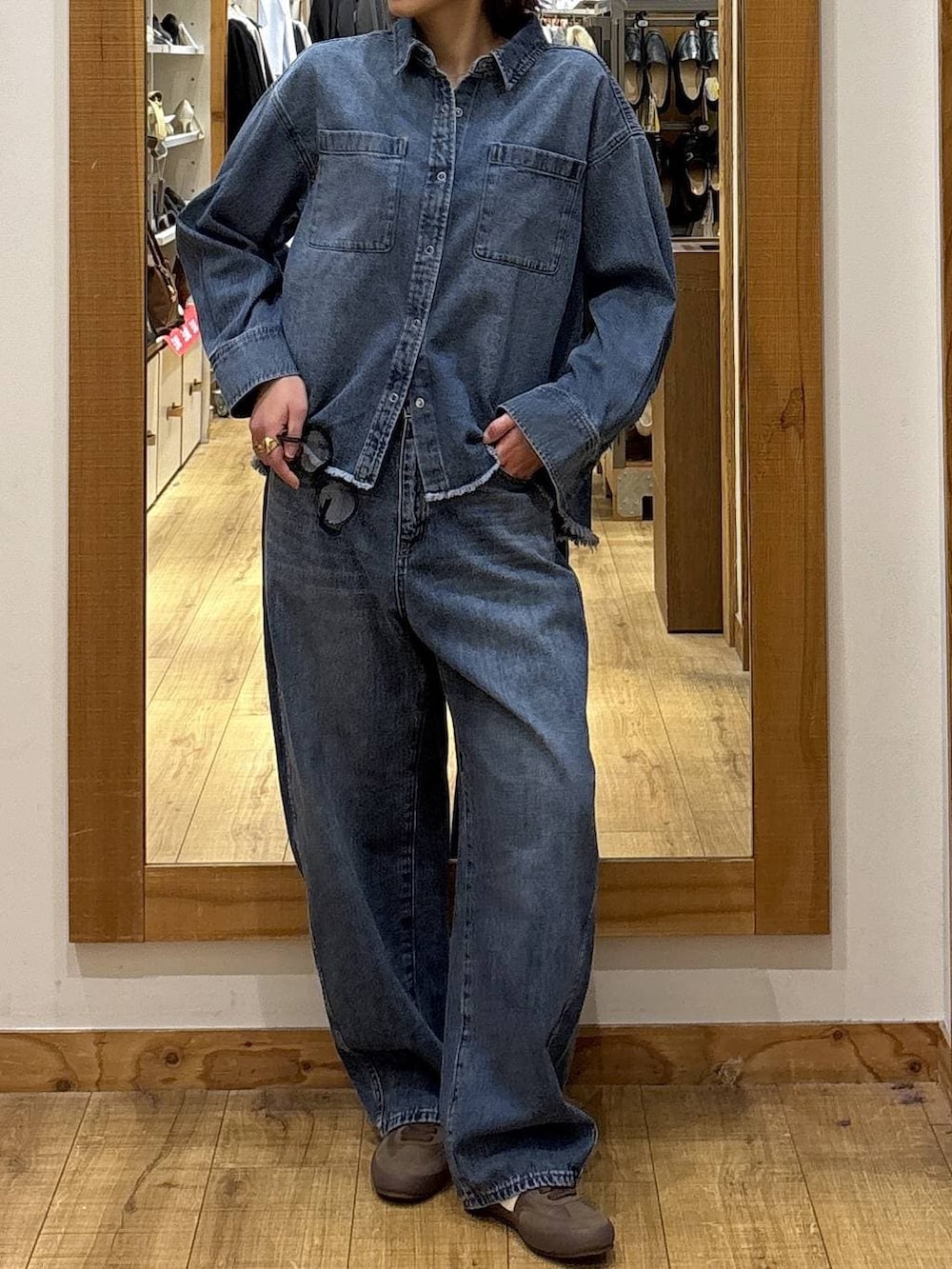 ブラウン系のスニーカー、ブルー系のシャツ/ブラウス、ブルー系のデニムパンツを着用したレディースの冬コーディネートの3枚目の写真