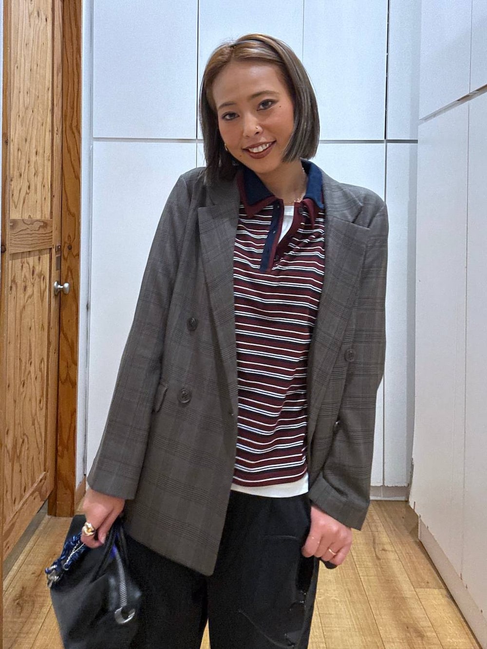 レッド系のTシャツ/カットソー、ホワイト系のTシャツ/カットソー、ブラック系のボストンバッグを着用したレディースの秋コーディネートの6枚目の写真