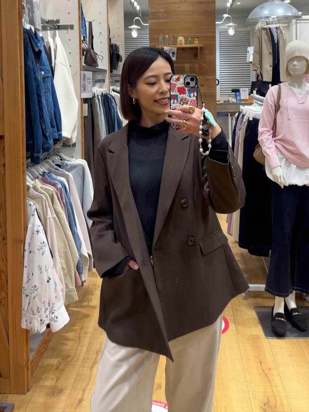 グレー系のその他パンツ、ブラック系のTシャツ/カットソー、ブラック系のブーツを着用したレディースの冬コーディネートの2枚目の写真