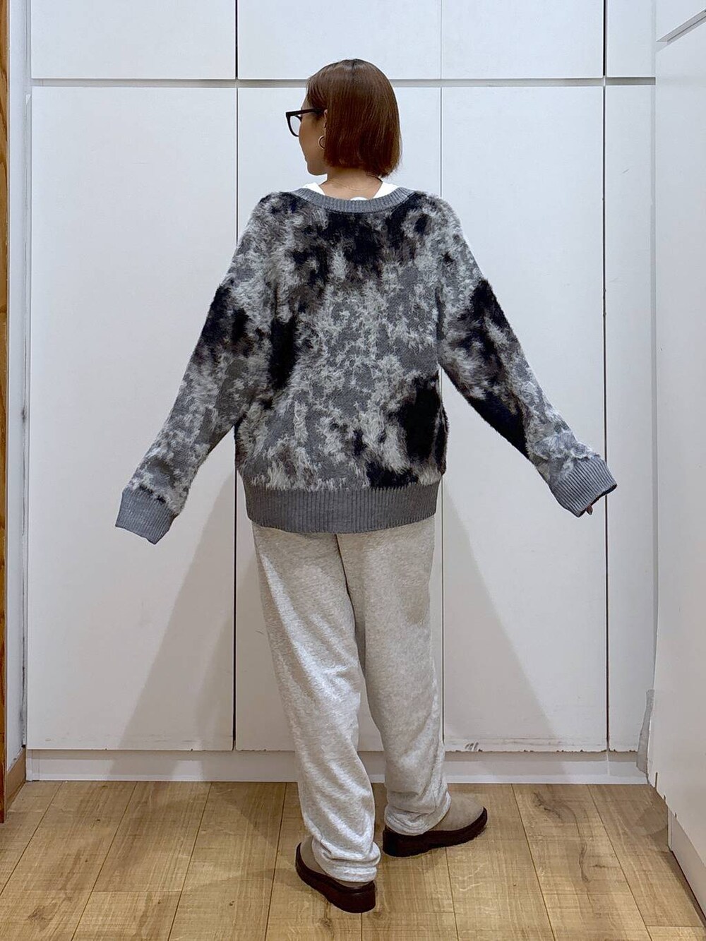 ホワイト系のTシャツ/カットソー、グレー系のワンピース、ベージュ系のブーツを着用したレディースの秋コーディネートの5枚目の写真