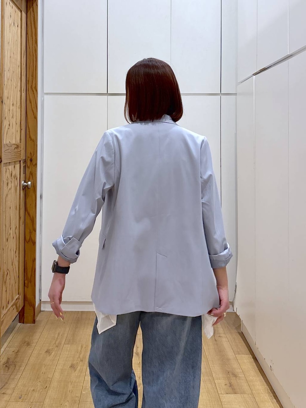 ブラック系のローファー、ブルー系のテーラードジャケット、ブルー系のデニムパンツを着用したレディースの春コーディネートの2枚目の写真