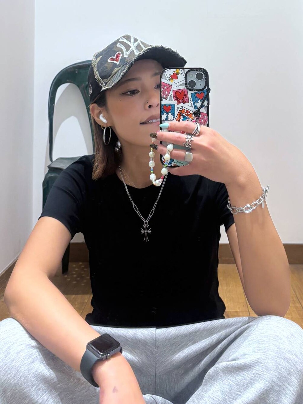 ブラック系のTシャツ/カットソー、グレー系のその他パンツを着用したレディースの夏コーディネートの6枚目の写真