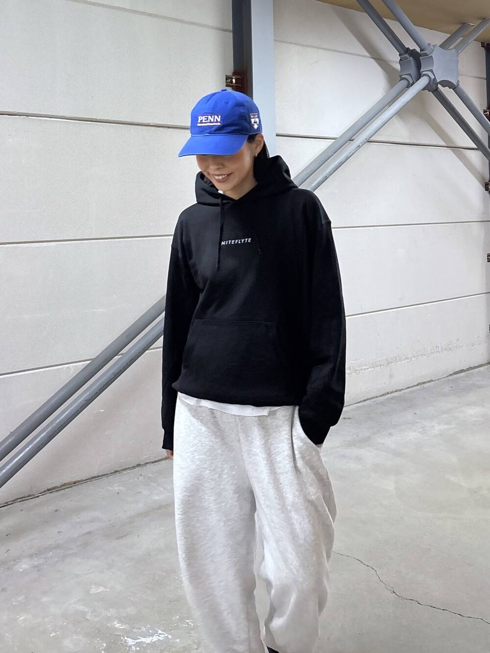 ホワイト系のTシャツ/カットソー、ブラック系のTシャツ/カットソー、ブルー系のハットを着用したレディースの冬コーディネートの6枚目の写真