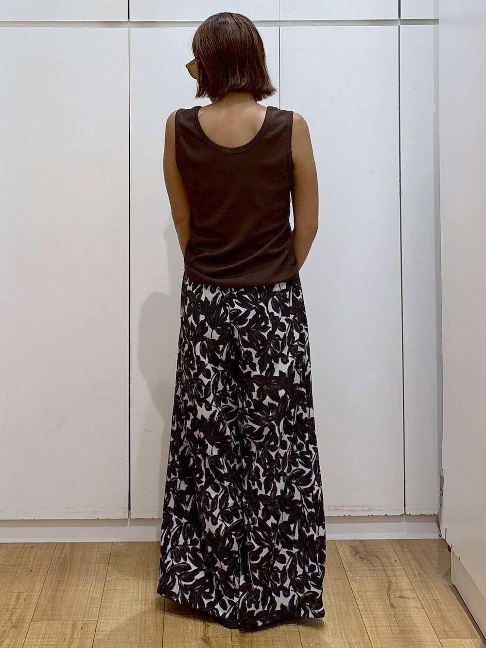 ベージュ系のその他パンツ、ホワイト系のタンクトップ、ベージュ系のショルダーバッグを着用したレディースの夏コーディネートの4枚目の写真