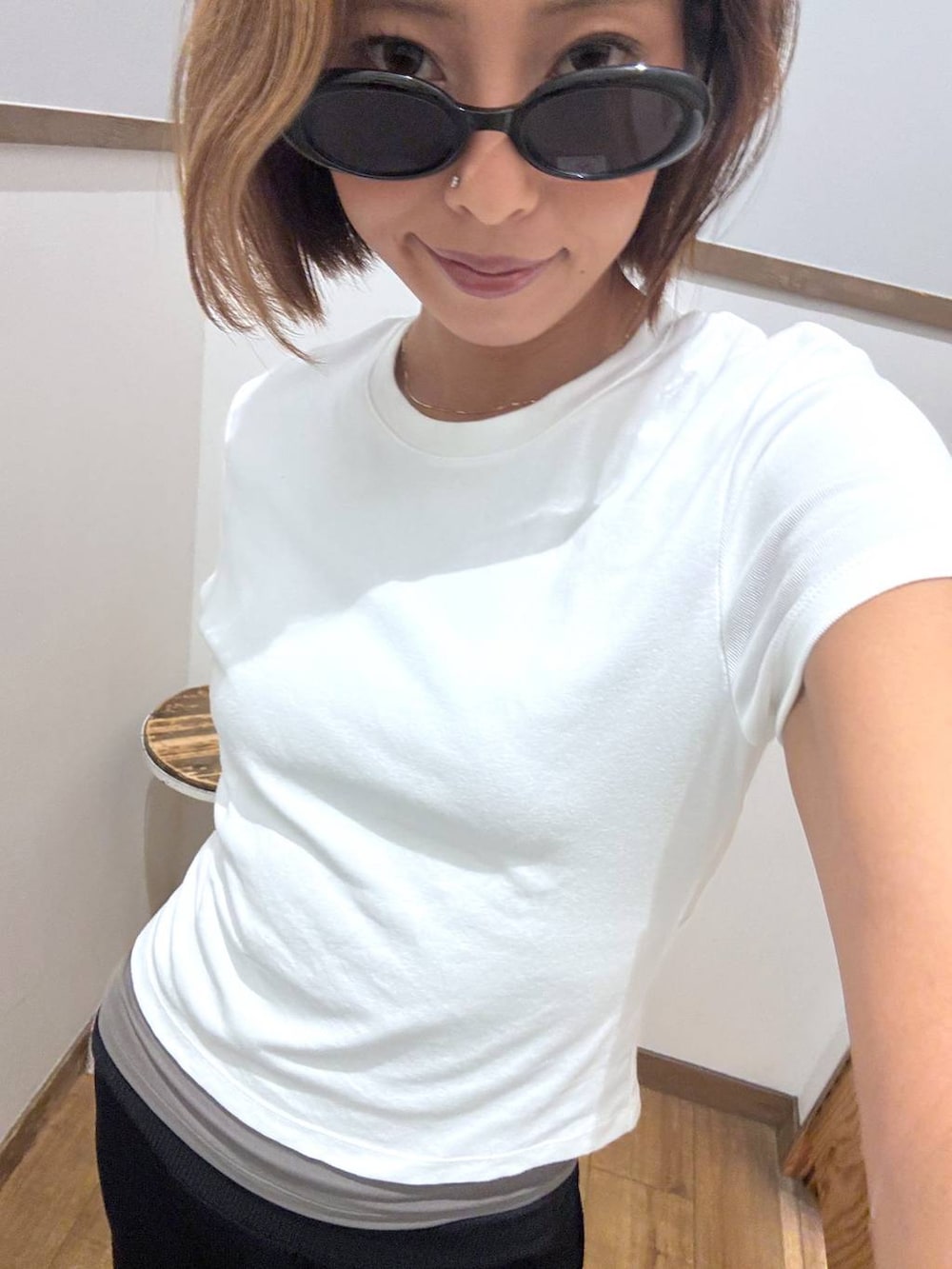 ブラック系のスカートを着用したレディースの夏コーディネートの5枚目の写真