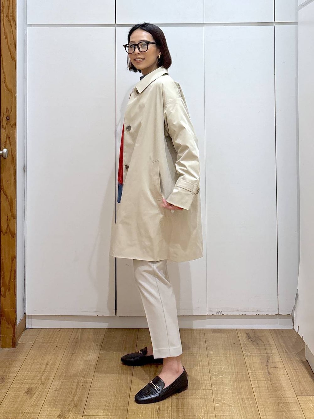 ブラック系のローファー、ブルー系のシャツ/ブラウス、レッド系のニット/セーターを着用したレディースの冬コーディネートの6枚目の写真