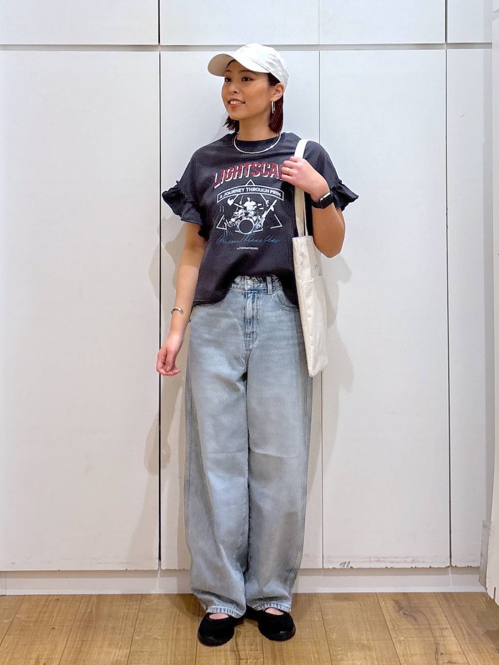 「体型カバー、高見え、高身長、ママコーデ、骨格ストレート、GLOBAL WORK、着痩せ・細見え」|「GLOBAL WORKのGOODデニムバギーパンツ/118365(デニムパンツ、ブルー系)」を使った、ココさん(レディース・165cm)の春コーディネートの4枚目の写真
