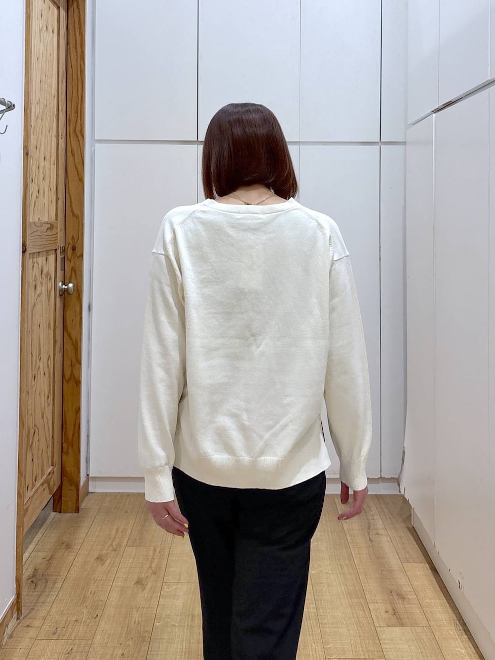 ブラック系のローファー、ブラック系のスラックス、ベージュ系のステンカラーコートを着用したレディースの春コーディネートの6枚目の写真