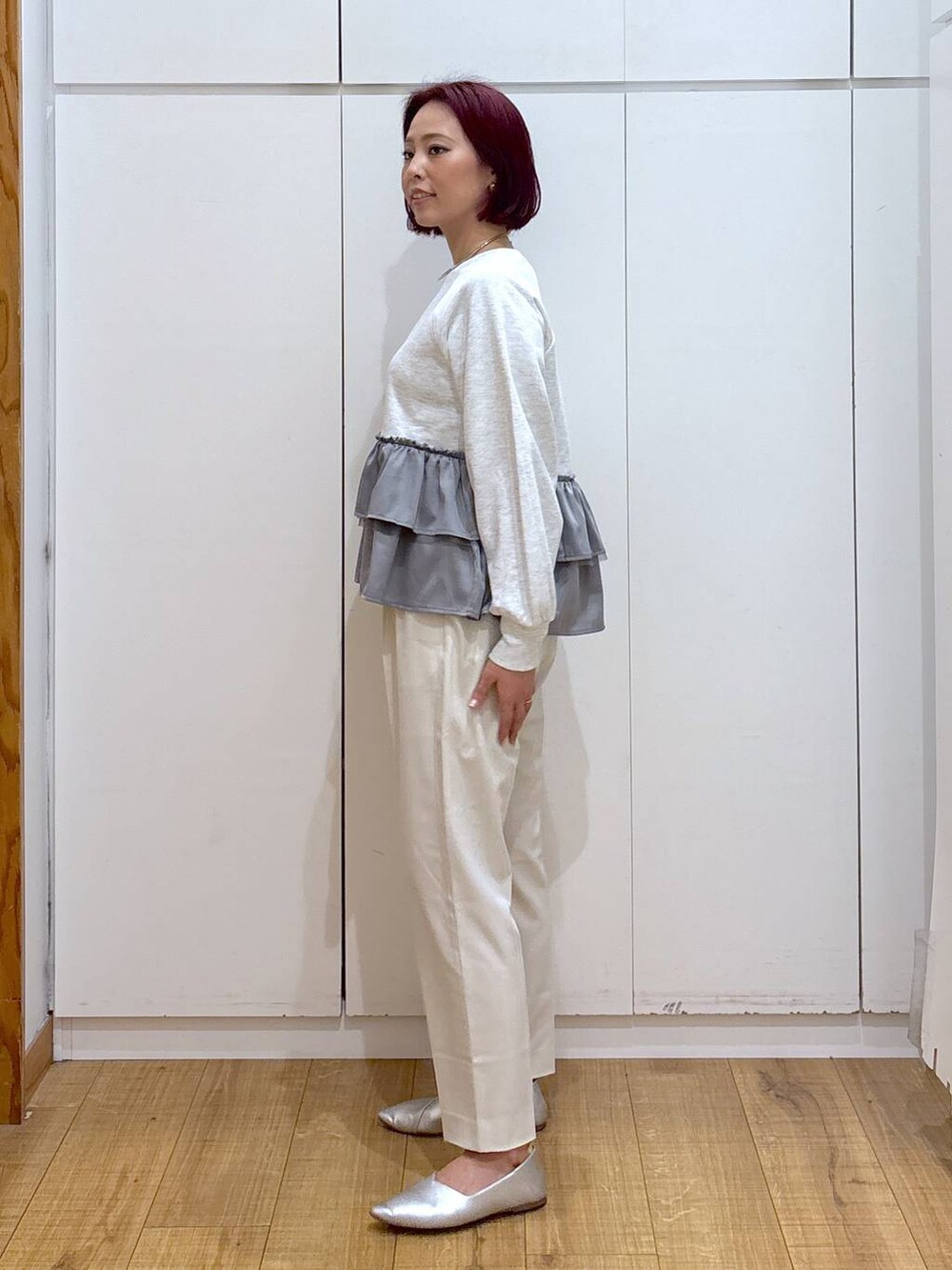 「体型カバー、高見え、高身長、ママコーデ、骨格ストレート、GLOBAL WORK、着痩せ・細見え、フェミニン、春コーデ」|「GLOBAL WORKのウツクシルエットテーパードパンツ/133595(その他パンツ、イエロー系)」を使った、ココさん(レディース・165cm)の春コーディネートの6枚目の写真