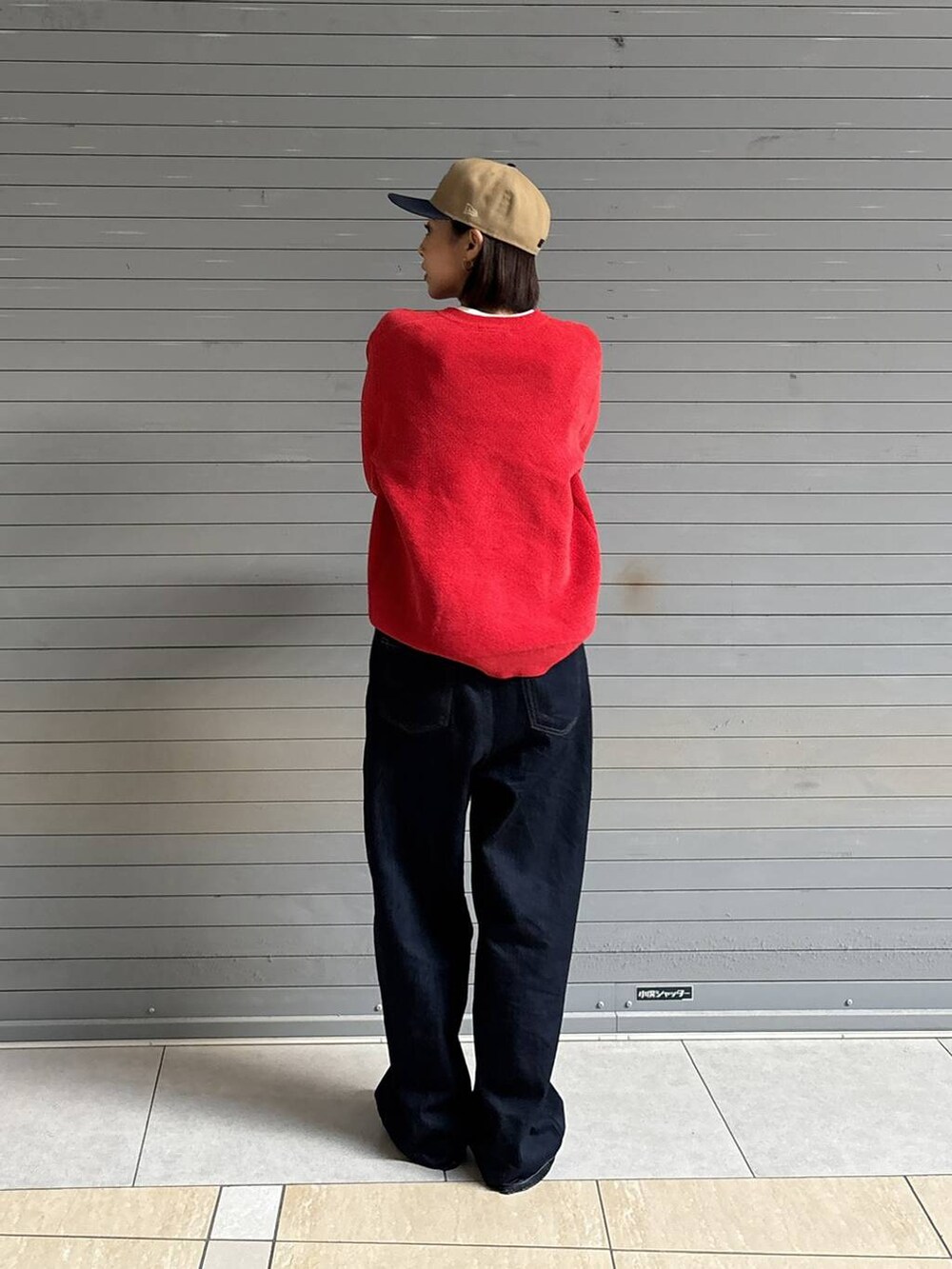 ブルー系のデニムパンツ、レッド系のニット/セーターを着用したレディースの秋コーディネートの5枚目の写真