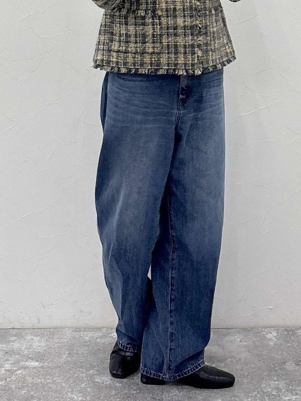 ブラック系のニット/セーター、ブラック系のブーツ、ブルー系のデニムパンツを着用したレディースの冬コーディネートの3枚目の写真