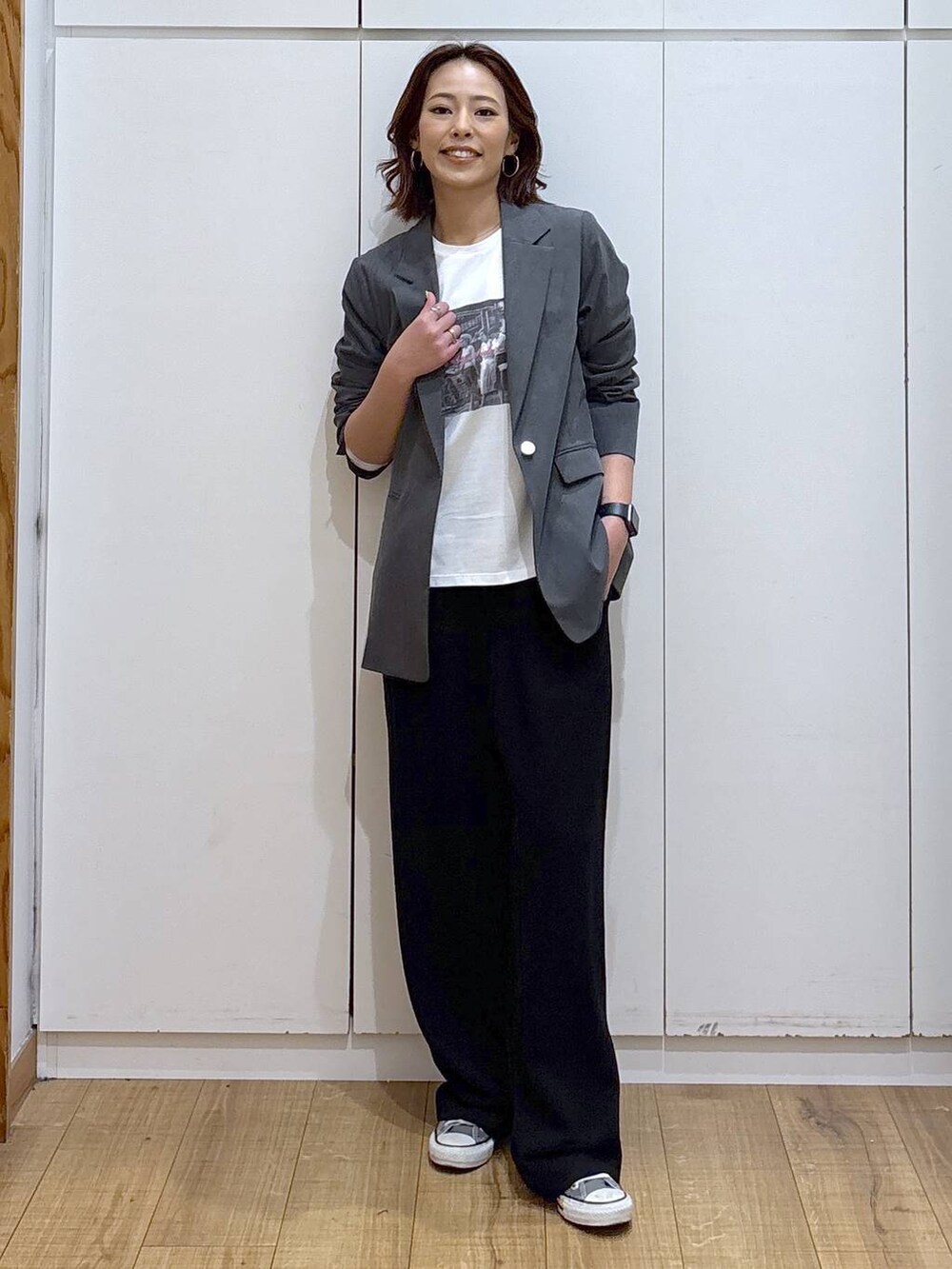 グレー系のテーラードジャケット、ブラック系のその他パンツ、ホワイト系のTシャツ/カットソーを着用したレディースの春コーディネートの3枚目の写真