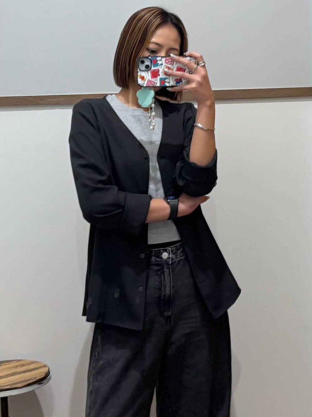 ブラック系のデニムパンツ、グレー系のカーディガン/ボレロを着用したレディースの春コーディネートの5枚目の写真