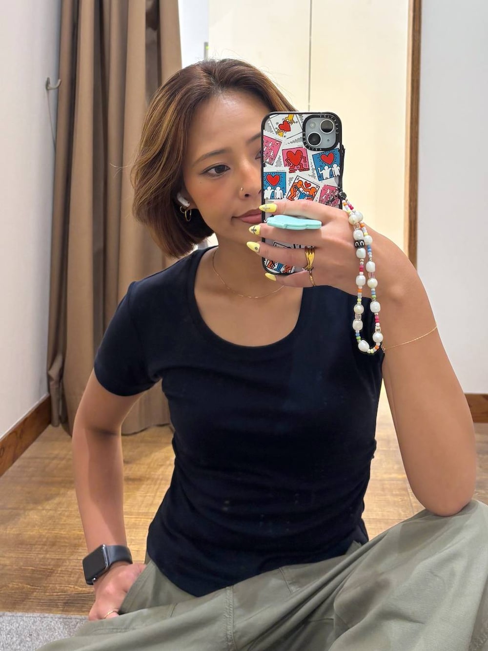 グリーン系のその他パンツ、ベージュ系のサンダルを着用したレディースの夏コーディネートの3枚目の写真