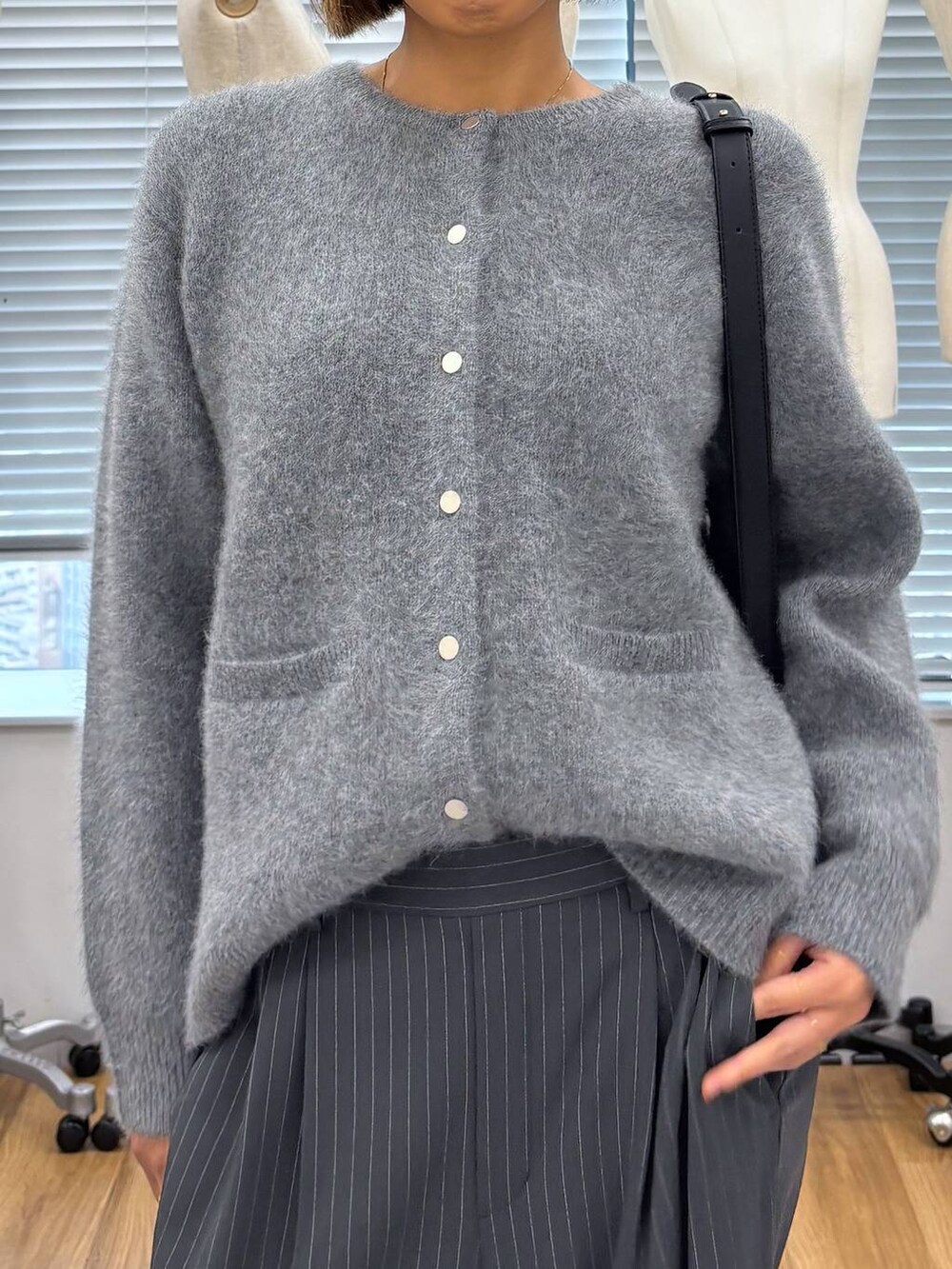 グレー系のその他パンツ、ブラック系のショルダーバッグ、ブラック系のローファーを着用したレディースの秋コーディネートの7枚目の写真