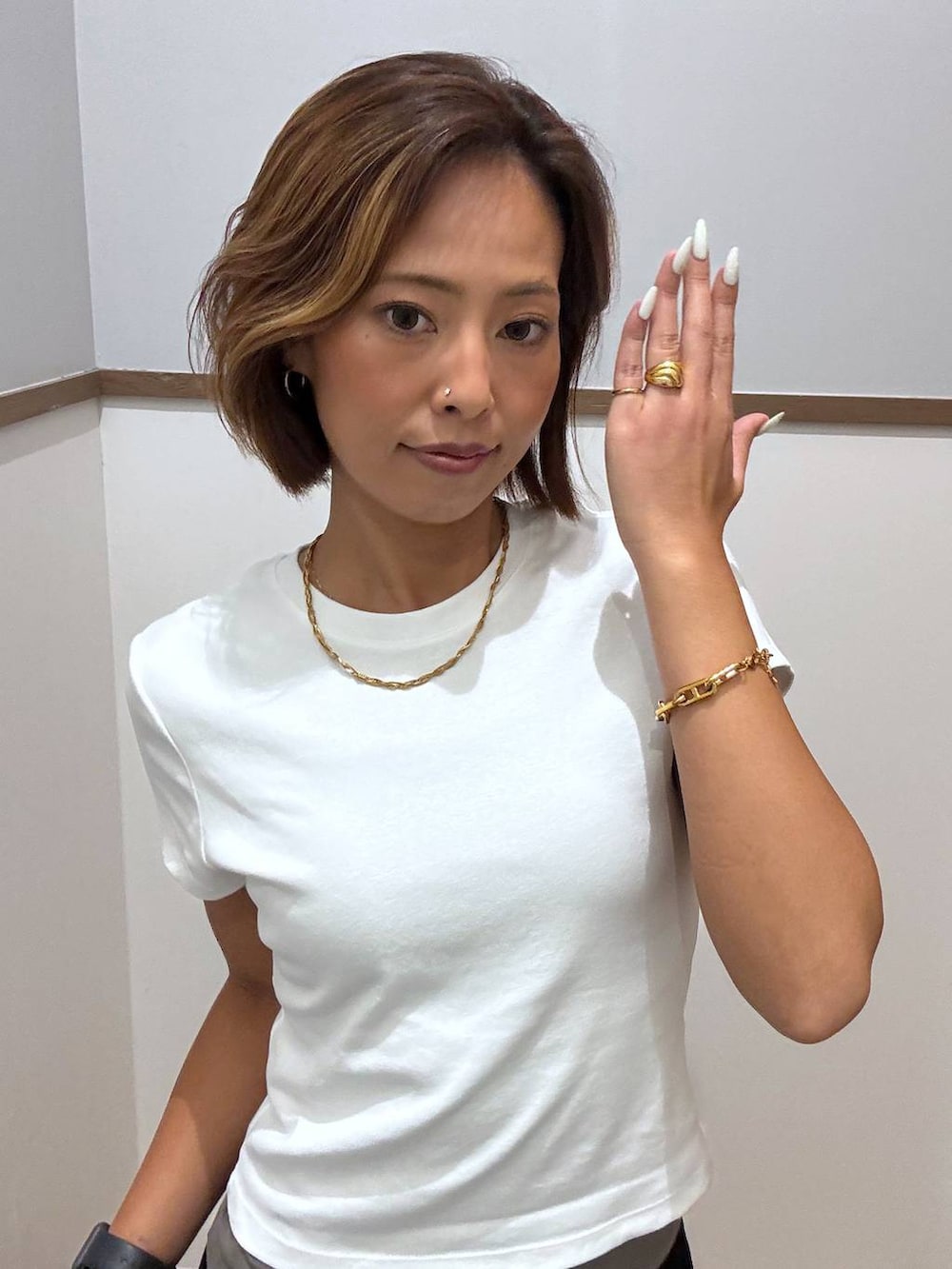 ゴールド系のブレスレット、ゴールド系のリング、ゴールド系のネックレスを着用したレディースの夏コーディネートの2枚目の写真