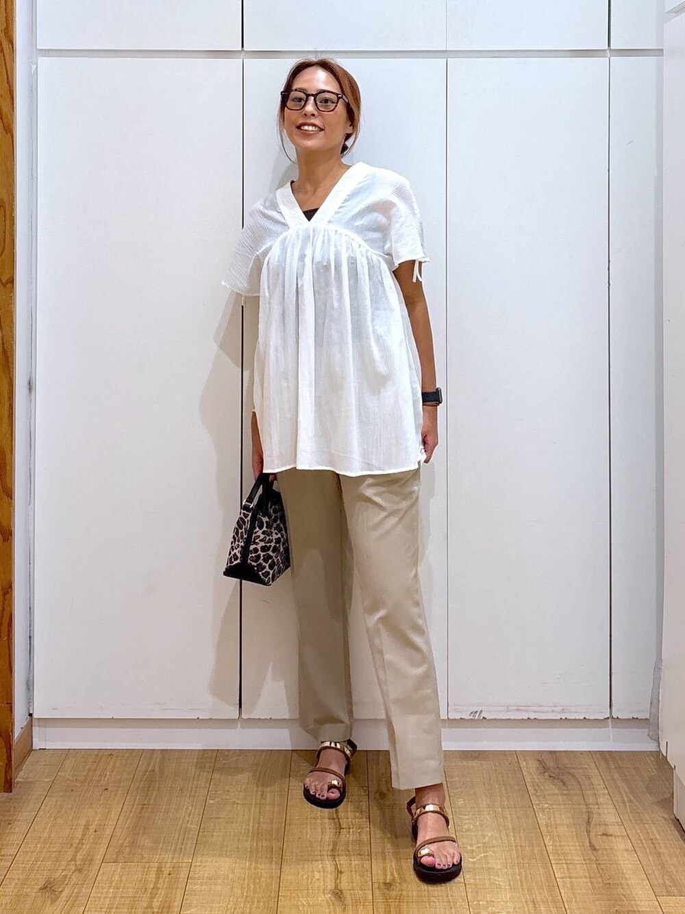 その他のショルダーバッグ、ベージュ系のその他パンツ、ブラウン系のタンクトップを着用したレディースの夏コーディネートの2枚目の写真