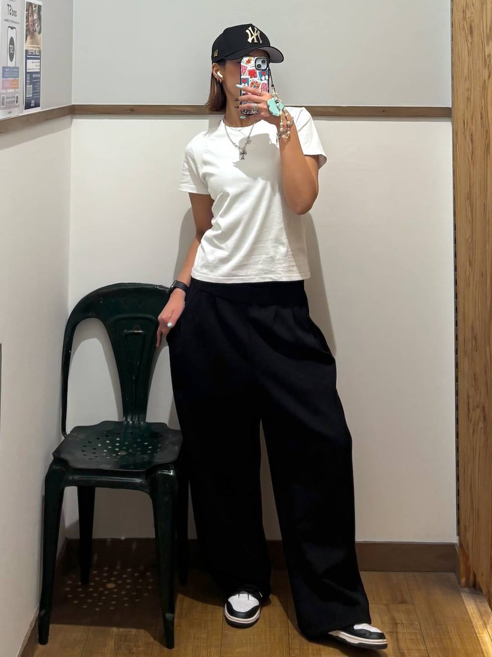 ホワイト系のTシャツ/カットソー、ブラック系のその他パンツを着用したレディースの春コーディネートの2枚目の写真