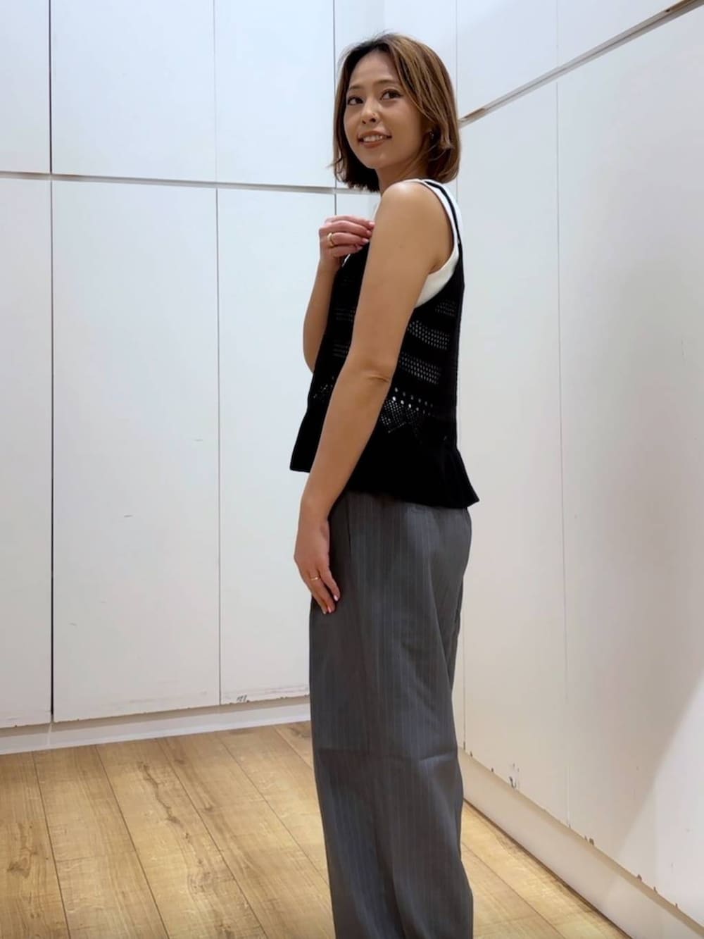 グレー系のその他パンツ、ブラック系のベストを着用したレディースの春コーディネートの7枚目の写真