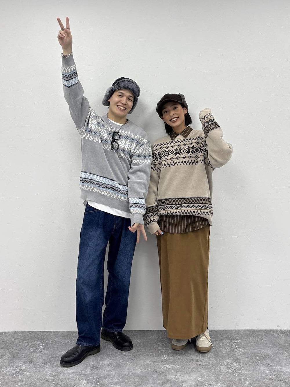 ベージュ系のスニーカー、イエロー系のシャツ/ブラウス、ベージュ系のスカートを着用したレディースの冬コーディネートの3枚目の写真