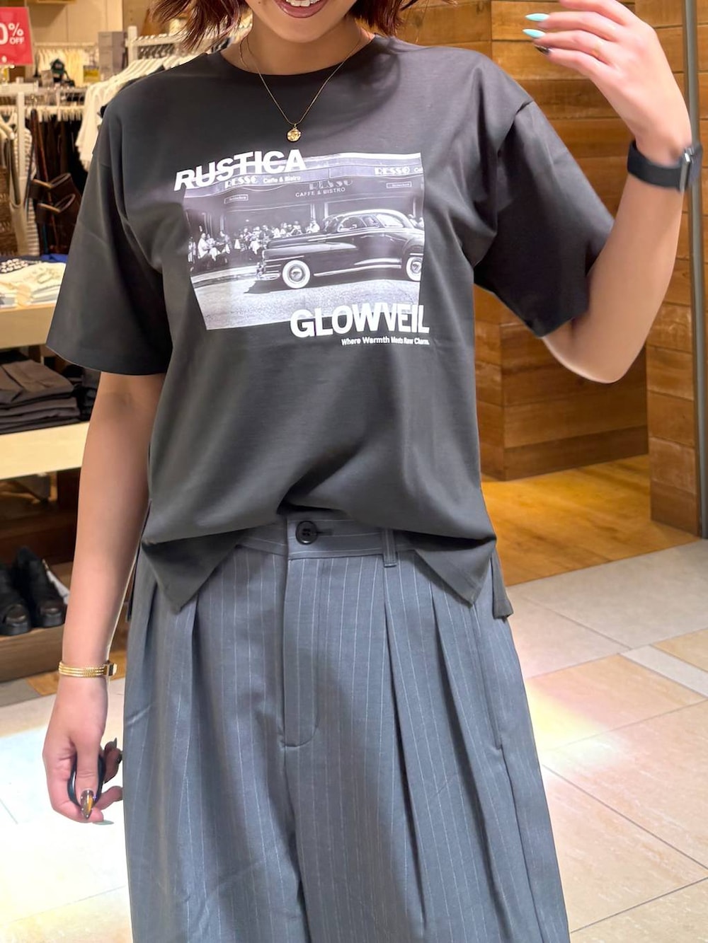 シルバー系のパンプス、グレー系のその他パンツ、グレー系のTシャツ/カットソーを着用したレディースの春コーディネートの7枚目の写真