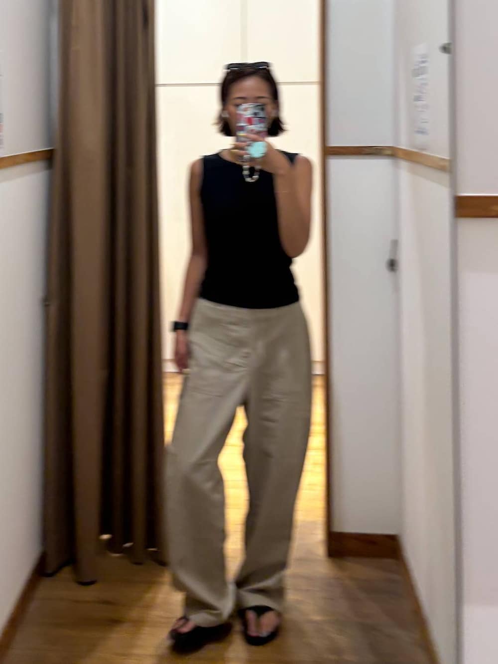 ベージュ系のその他パンツ、ブラック系のサンダルを着用したレディースの夏コーディネートの8枚目の写真