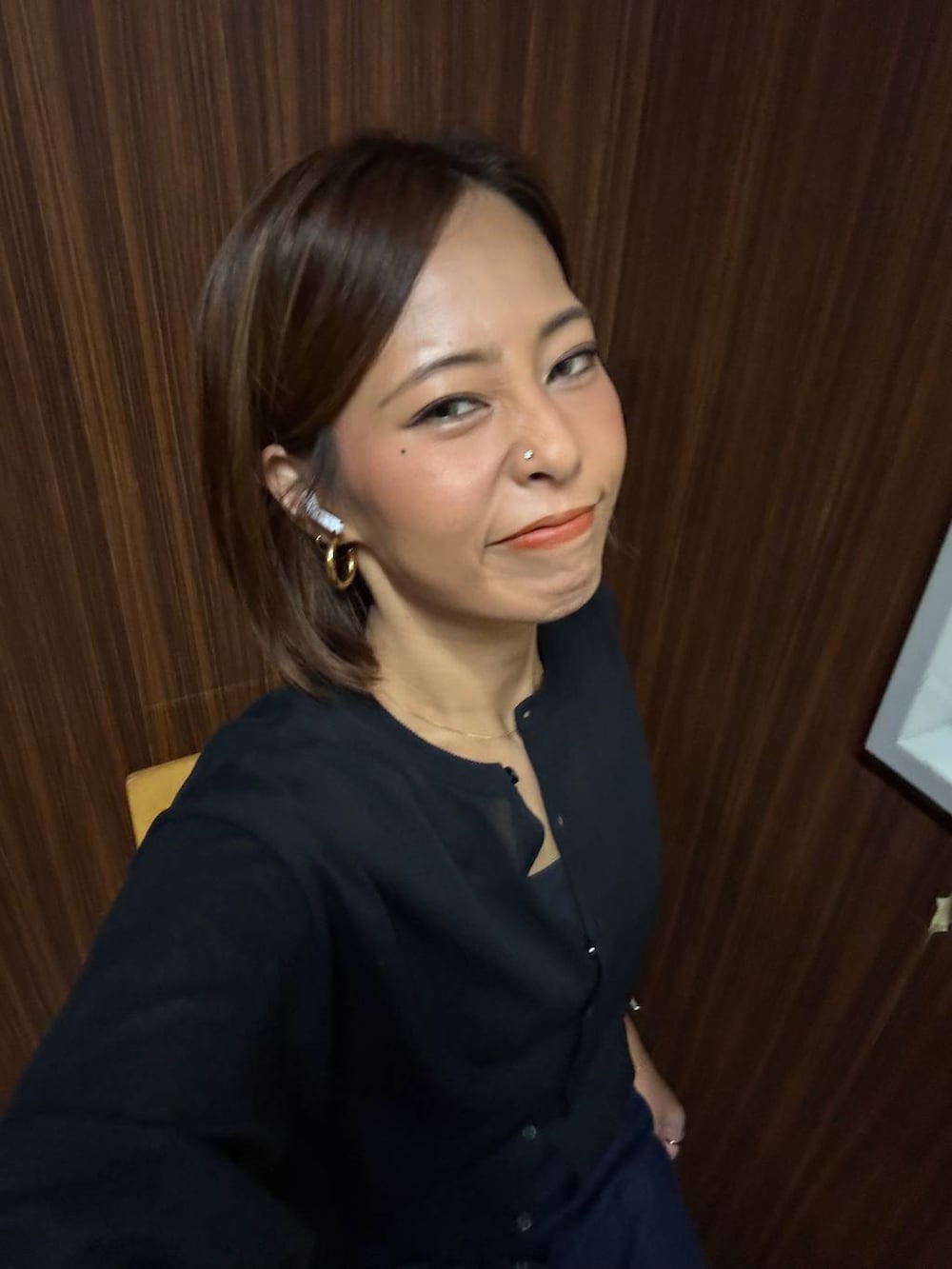 ブルー系のデニムパンツ、ブラック系のキャミソール、ブラック系のカーディガン/ボレロを着用したレディースの夏コーディネートの9枚目の写真