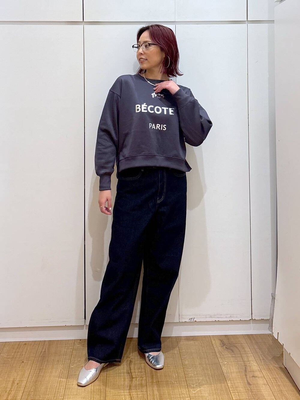 ブルー系のデニムパンツ、シルバー系のパンプス、ベージュ系のテーラードジャケットを着用したレディースの春コーディネートの4枚目の写真