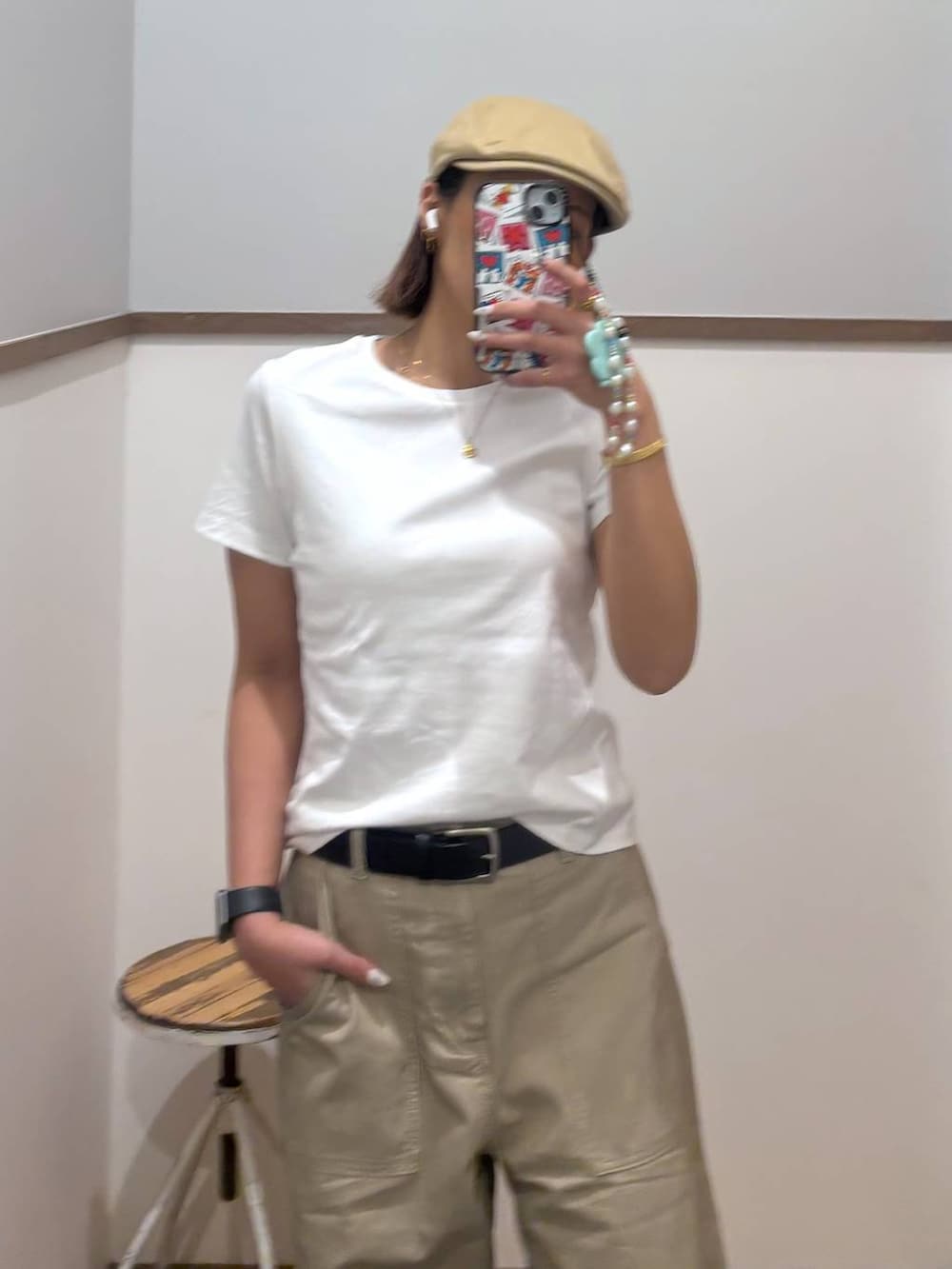 ブラウン系のその他パンツ、ブラック系のTシャツ/カットソーを着用したレディースの春コーディネートの4枚目の写真