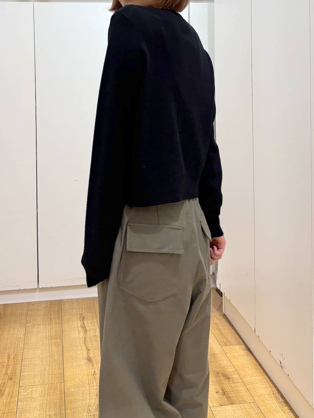 ブラック系のカーディガン/ボレロ、グリーン系のその他パンツ、ブラック系のカチューシャを着用したレディースの秋コーディネートの6枚目の写真