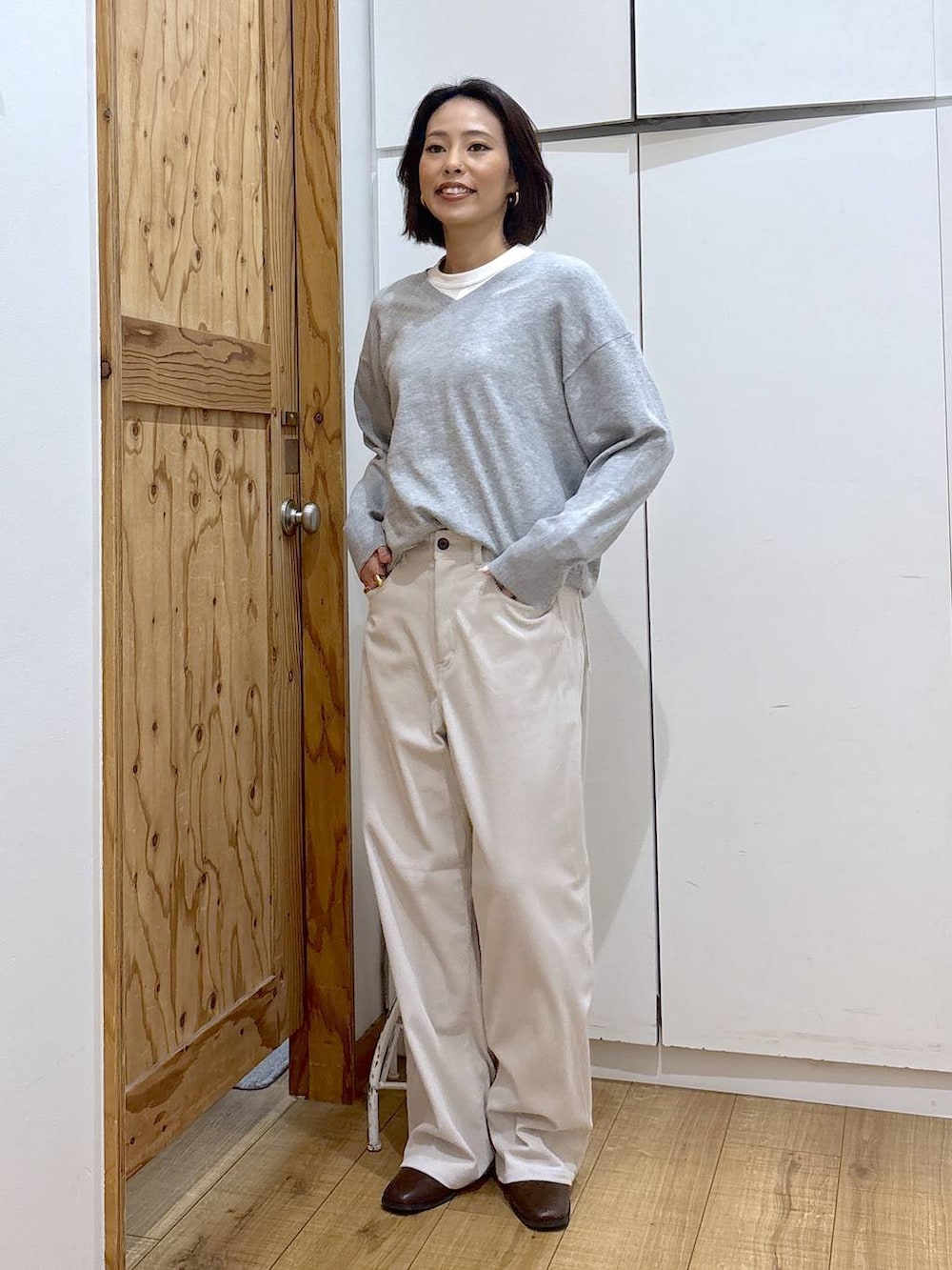 グレー系のその他パンツ、ブラウン系のブーツ、グレー系のニット/セーターを着用したレディースの秋コーディネートの2枚目の写真