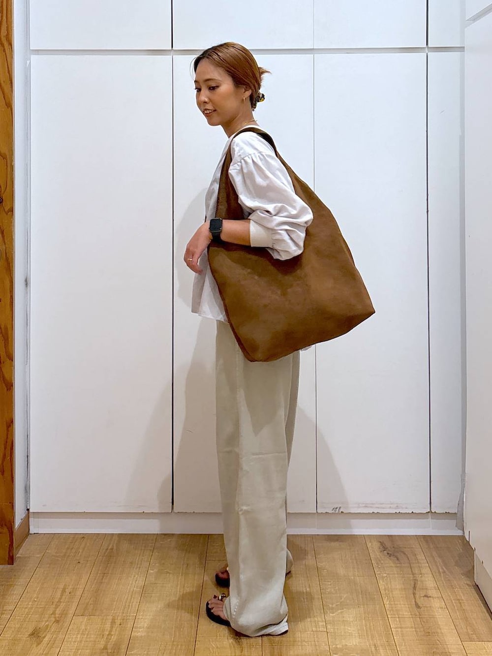 「体型カバー、高見え、高身長、ママコーデ、骨格ストレート、GLOBAL WORK、着痩せ・細見え、andST秋コーデ」|「WINGのWingコラボ/Fffit エフィット/カップ付きキャミ/291149(キャミソール、ブラック系)」を使った、ココさん(レディース・165cm)の秋コーディネートの4枚目の写真